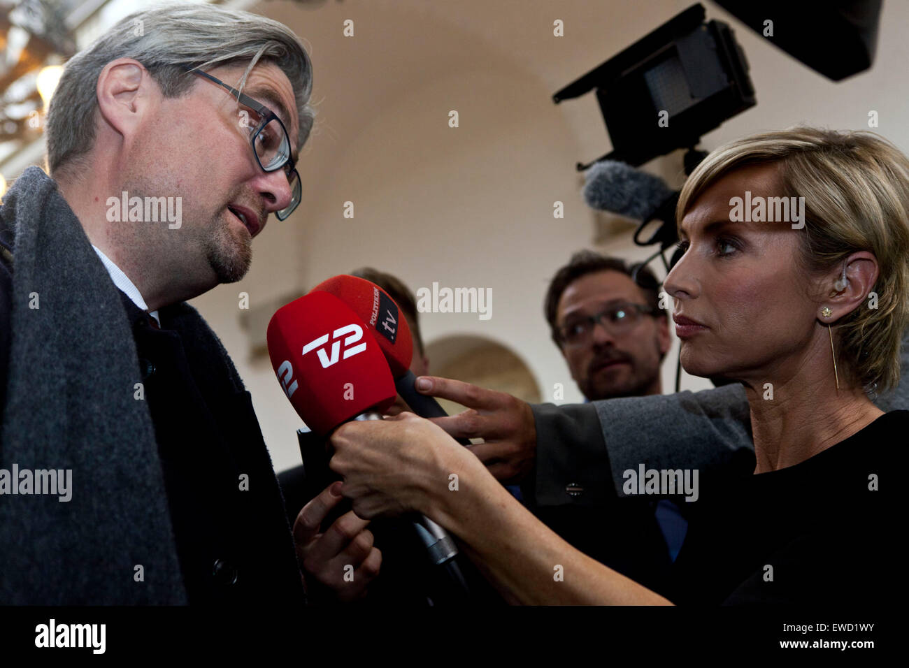 Copenhague, Danemark, June 18th, 2015 : Les Danois Venstre (lire : l'libéral) Soeren Pind, est interviewé par la presse à son arrivée à Christianborg après les bureaux de vote fermés à 20,00 H Banque D'Images