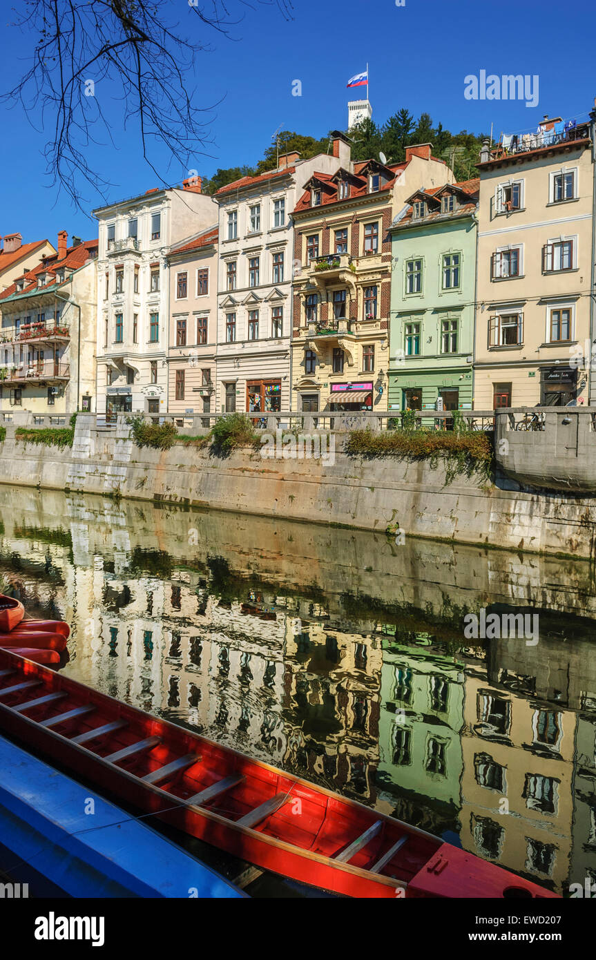 La réflexion de l'eau de maisons le long de la digue à Cankar la rivière Ljubljanica. Ljubljana. La Slovénie Banque D'Images