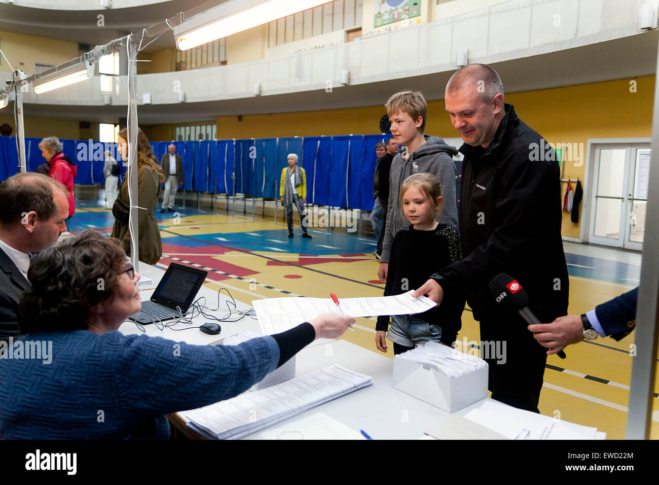 (Copenhague, Danemark), Sundby June 18th, 2015 : Ministre danois des Finances, Bjarne Corydon (Soc.dem) (R), reçoit son bulletin de vote à son bureau de scrutin sur Amager, Copenhague. À ses côtés ses deux enfants Banque D'Images