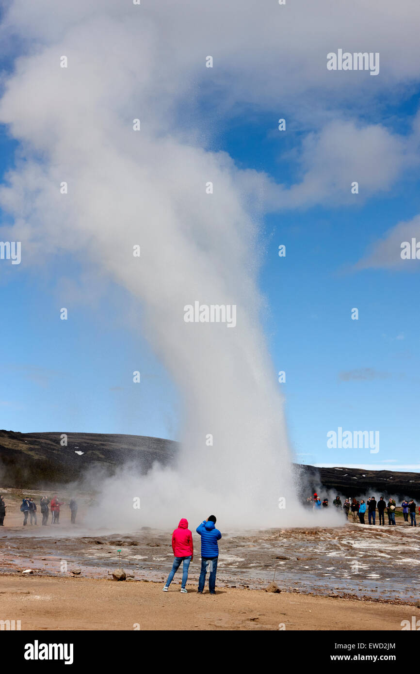 Les touristes photographie strokkur geyser geyser en éruption au site géothermique Islande Geysir Banque D'Images