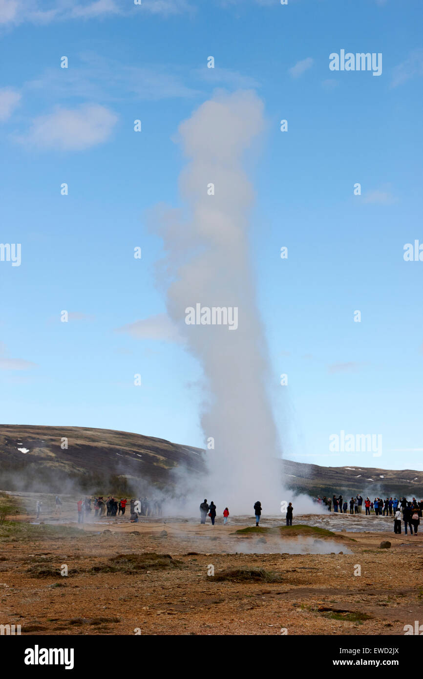 Les touristes photographie strokkur geyser geyser en éruption au site géothermique Islande Geysir Banque D'Images