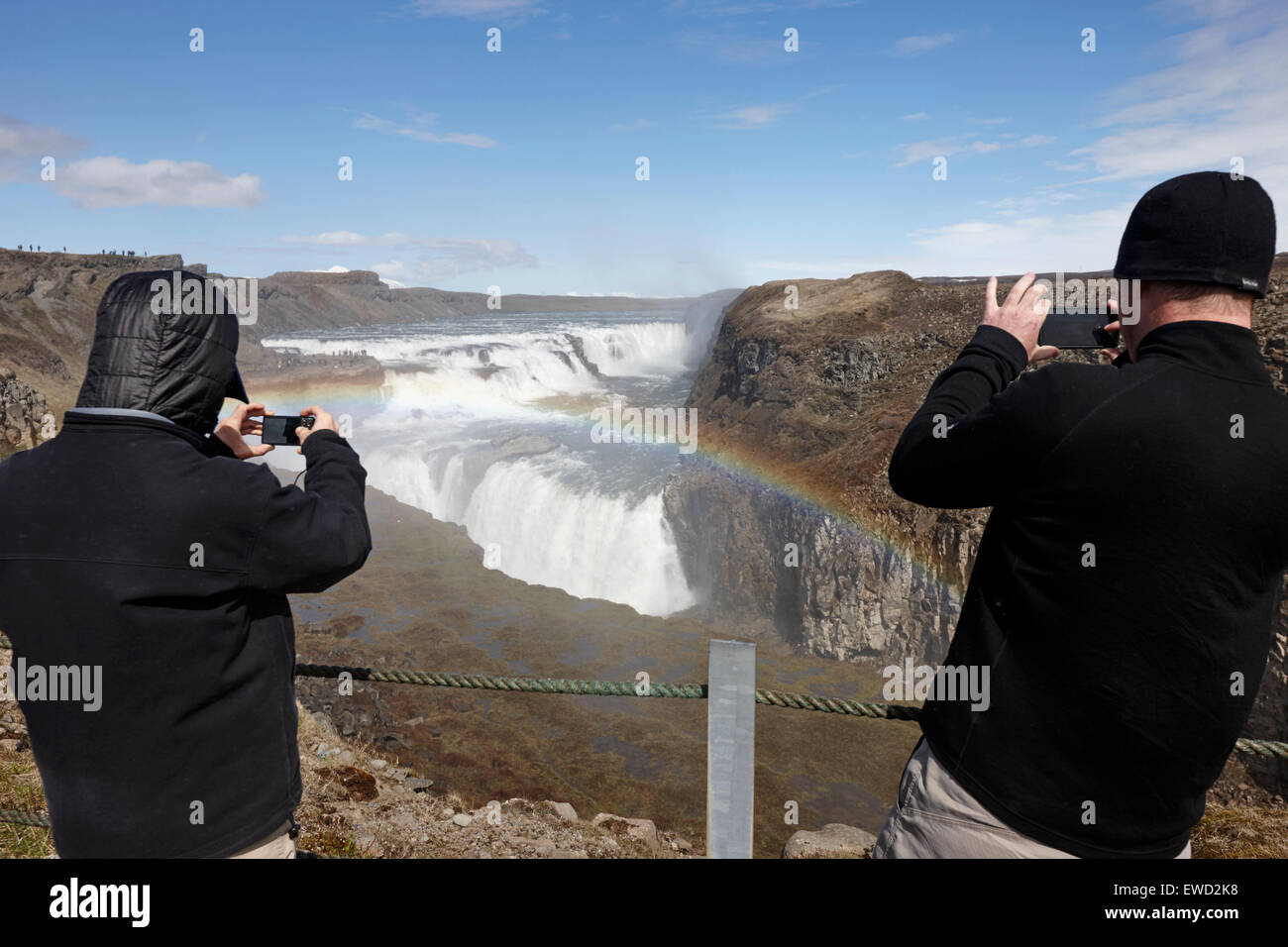 Les touristes de prendre des photos avec les smartphones à la cascade de Gullfoss l'Islande Banque D'Images