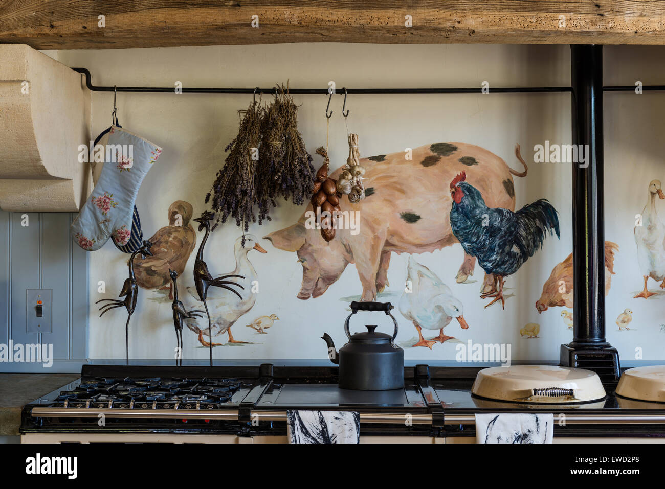 Animaux de ferme peinte à la main par Annabel Rigby au-dessus de la cuisinière AGA. Banque D'Images