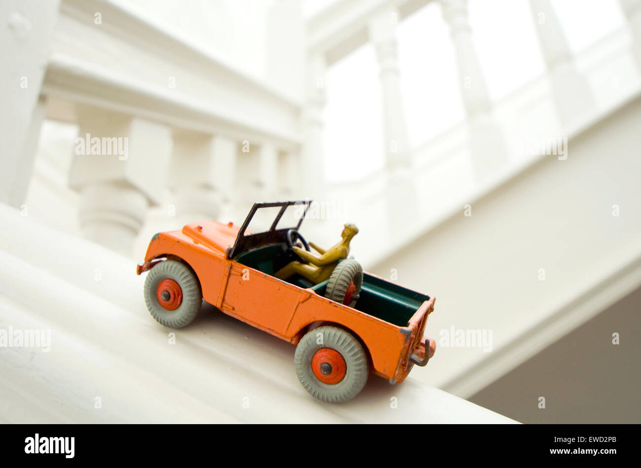 Modèle de voiture Dinky Land Rover des années 1950 qui peut aller n'importe où, y compris à l'étage Banque D'Images