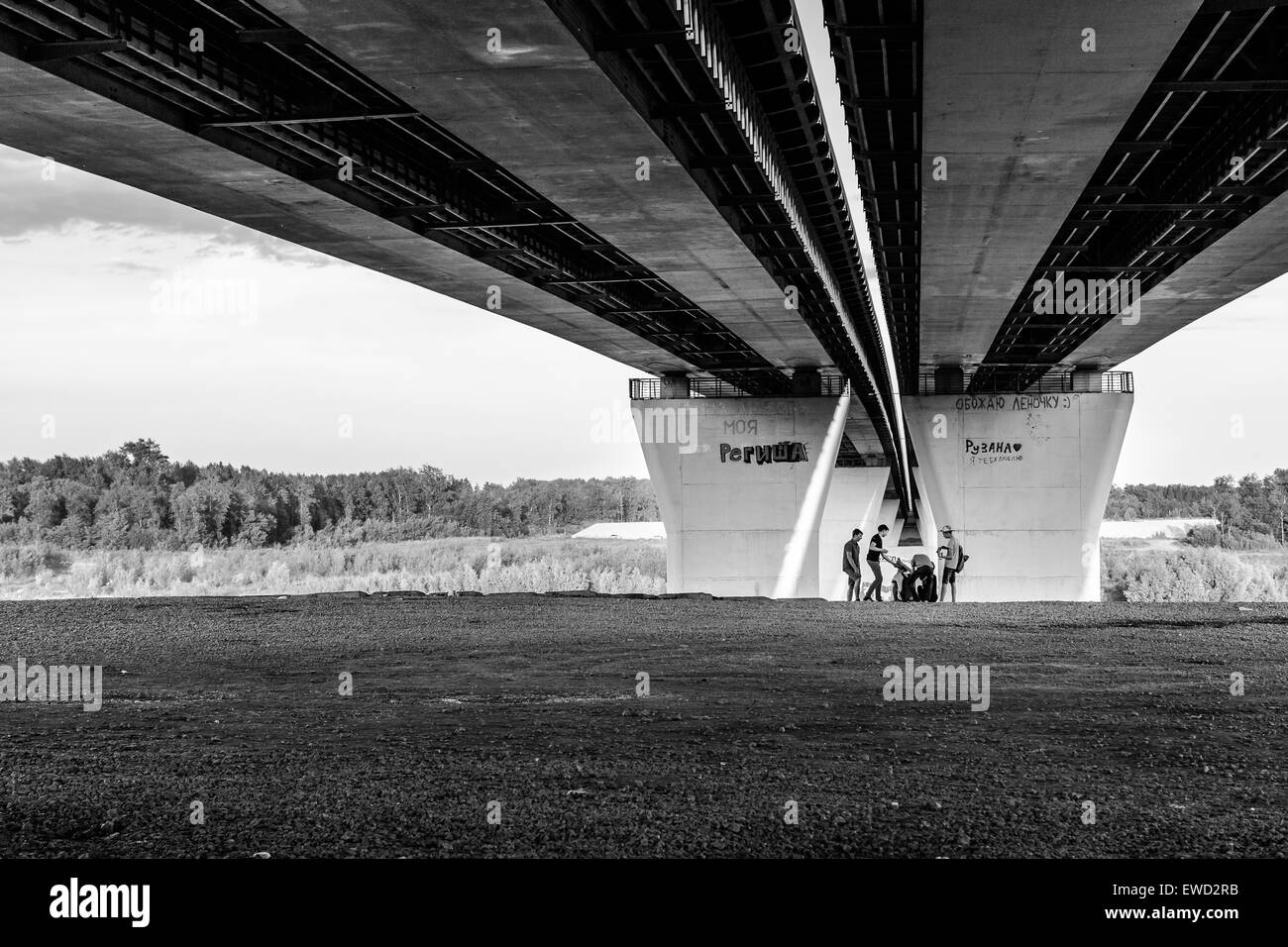 Enfants jouant sous un pont Banque D'Images