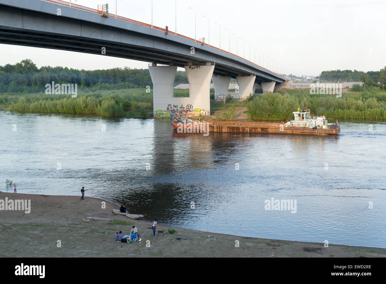 Les gens qui regardent un bateau naviguant sur une rivière en Russie tout en ayant un barbecue Banque D'Images