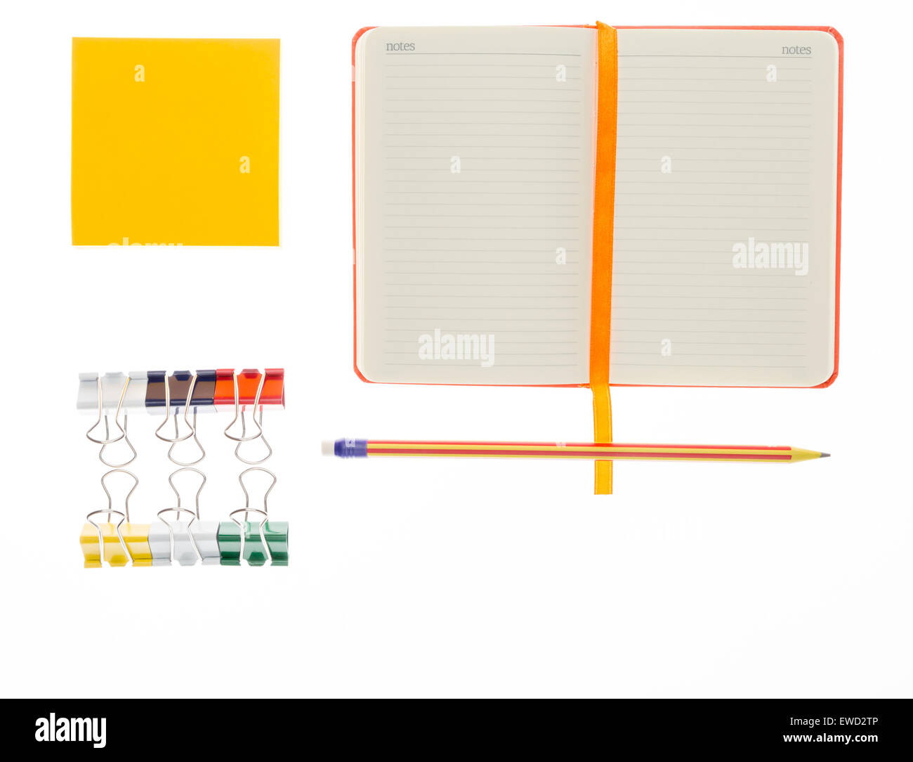 Ordinateur portable,crayon et papier clips sur fond blanc Banque D'Images