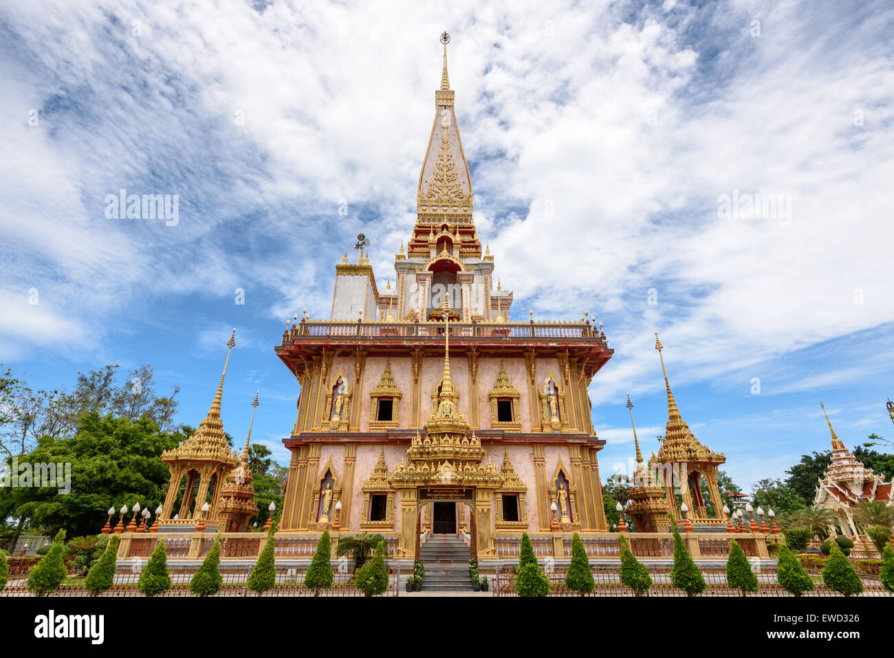 Belle à la Pagode Wat Chalong ou Wat Chaitararam célèbres attractions du Temple et lieu de culte dans la province de Phuket, Thaïlande Banque D'Images