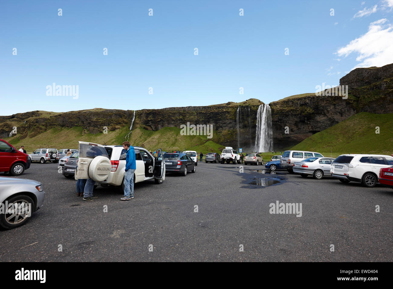 Parking occupé à cascade de Seljalandsfoss Islande Banque D'Images