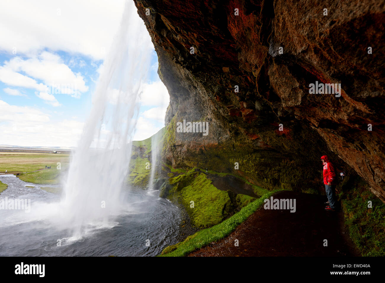 Les touristes sur les allées, derrière la cascade de Seljalandsfoss Islande Banque D'Images