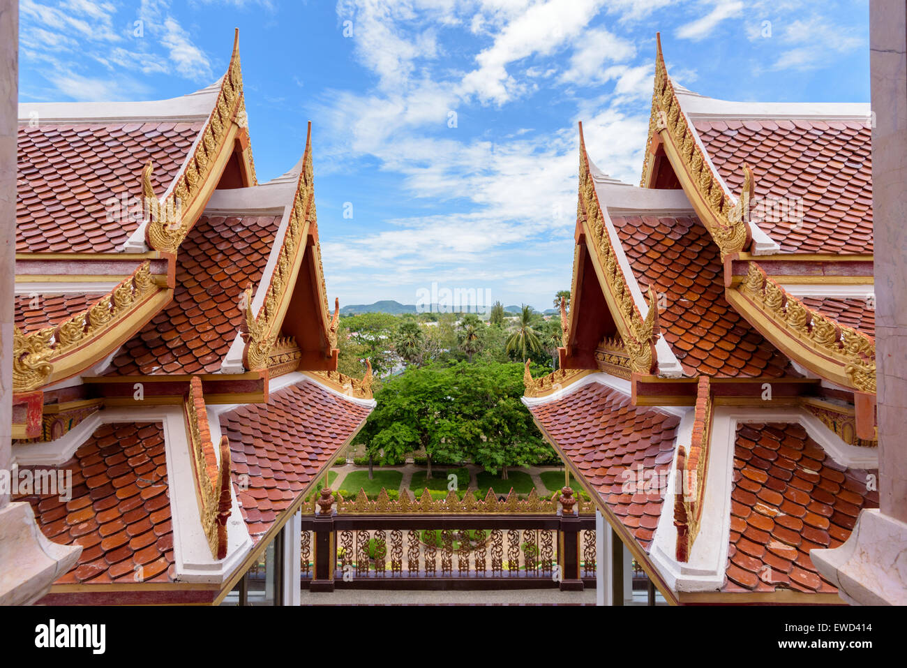 Ancienne de style thaï et le ciel de toit dans le temple, Thaïlande Banque D'Images