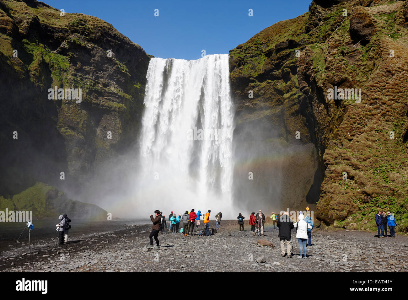 Des foules de touristes à skogafoss chute en Islande Banque D'Images