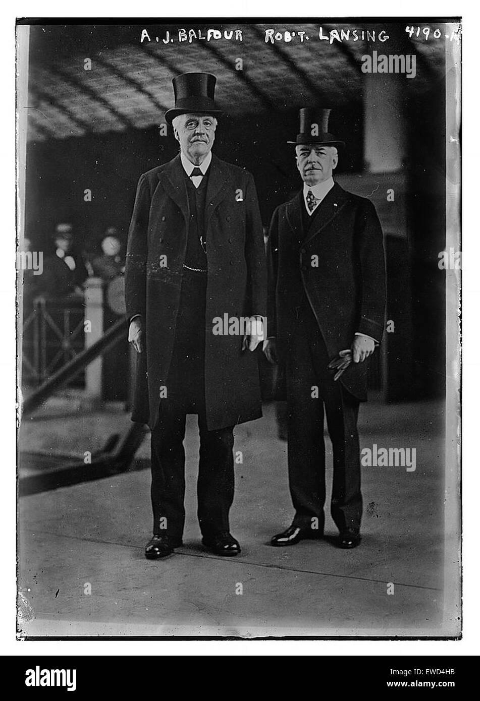 AJ Balfour et Robert Lansing étaient des figures importantes de la politique américaine du début du XXe siècle. Balfour a servi comme diplomate notable, tandis que Lansing était secrétaire d'État américain pendant la première Guerre mondiale. Ensemble, ils ont joué un rôle clé dans l'élaboration de la politique étrangère américaine pendant cette période de bouleversements mondiaux. Banque D'Images