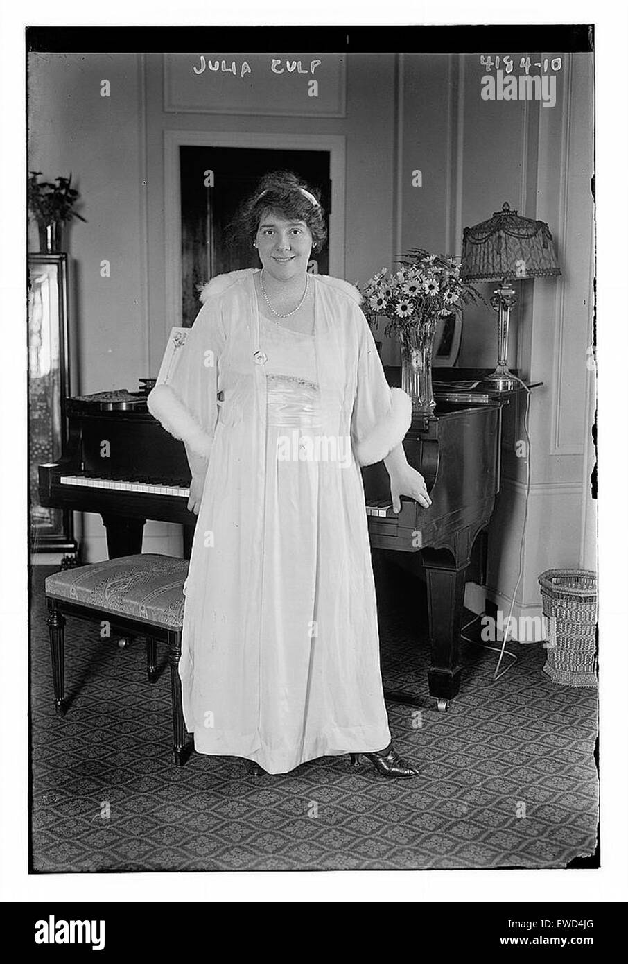 Julia Culp était une chanteuse de contralto américaine renommée, célèbre pour sa remarquable gamme vocale et son expressivité. Cette œuvre capture sa présence élégante, soulignant sa place dans le monde de la musique classique. Banque D'Images