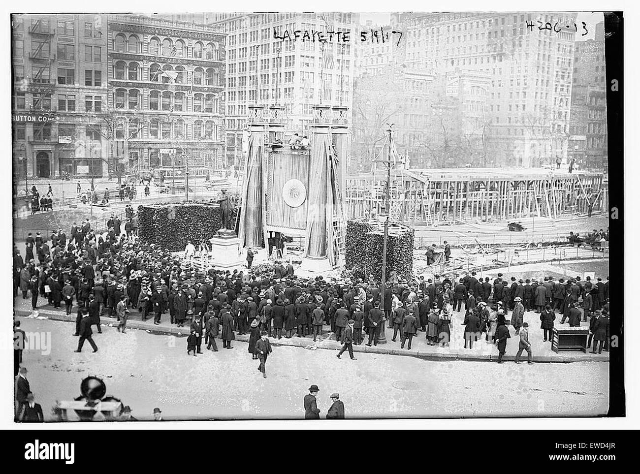 Une photographie capturant la statue de Lafayette à Union Square, New York. La statue rend hommage au général français qui a combattu lors de la Révolution américaine, bien en vue dans l'espace public historique. Banque D'Images