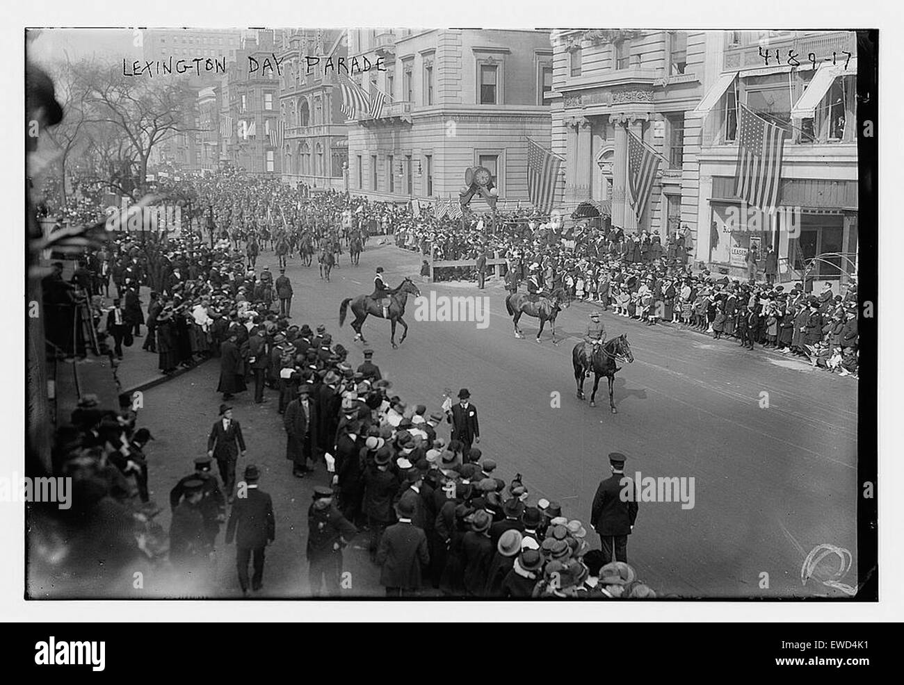 La parade du jour de Lexington illustre la célébration du patrimoine et de l'esprit communautaire de la ville, avec des participants qui mettent en valeur la fierté régionale à travers des expositions animées et des fanfares. Banque D'Images