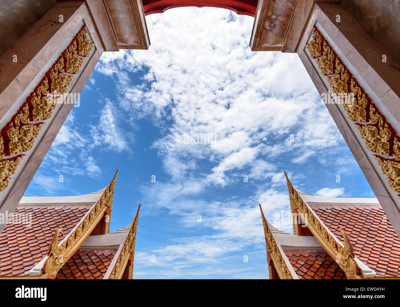 Le fond de ciel regardez dans le cadre de la construction de style thaï et de toit Banque D'Images