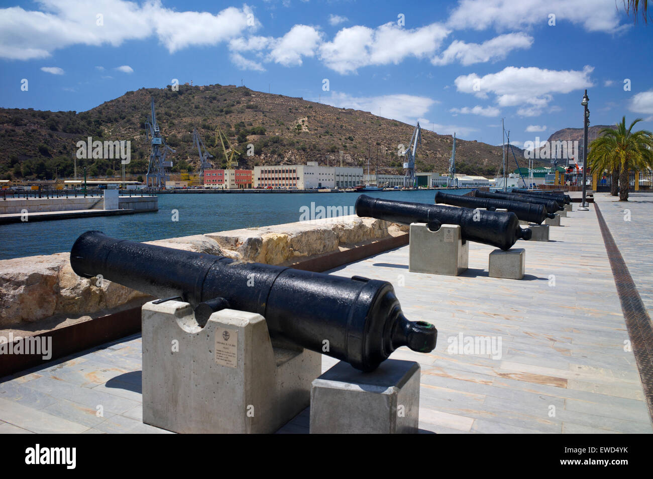 Vieux canons dans le port de Carthagène, Espagne Banque D'Images