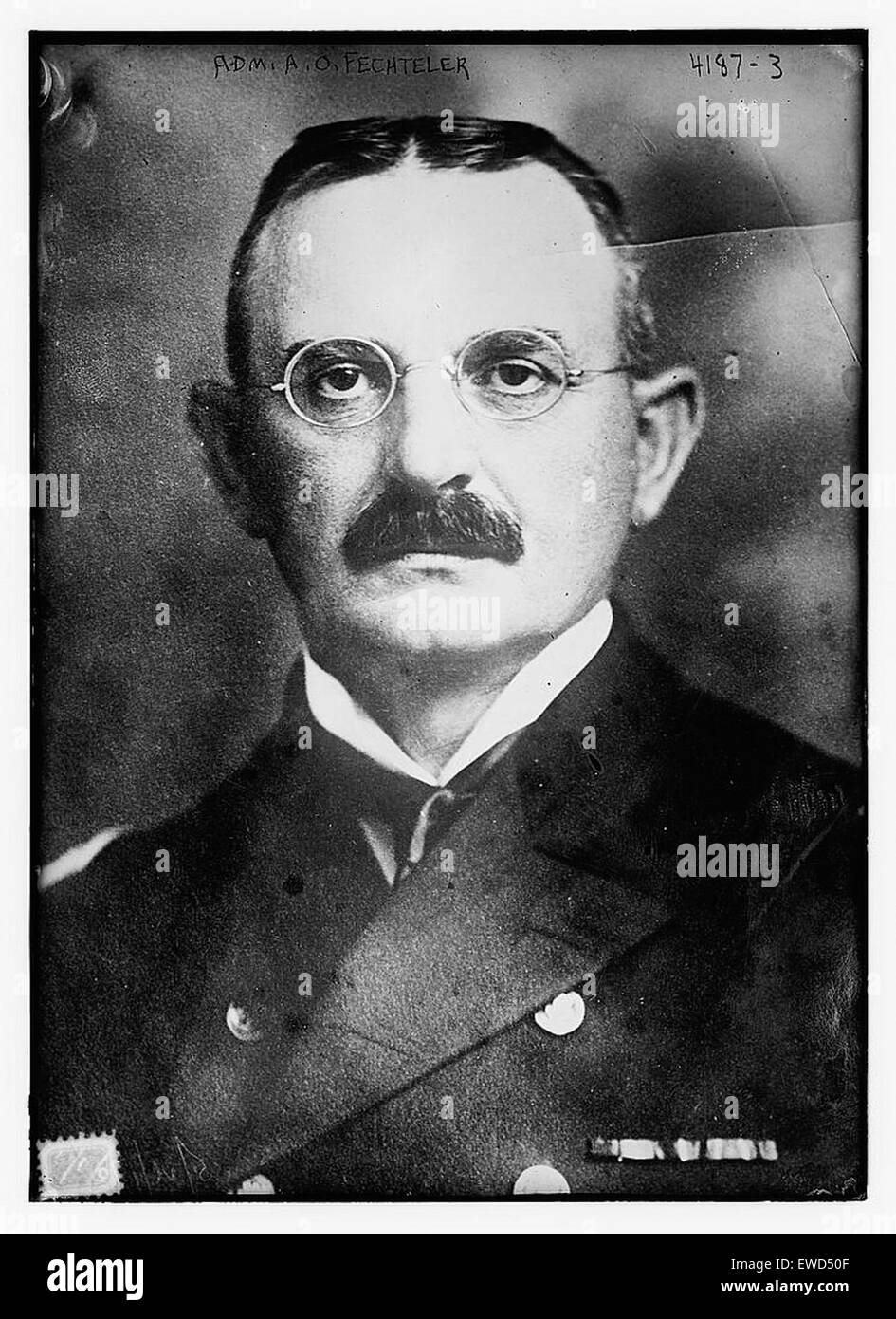 L'amiral A.O. Fechteler était un officier éminent de la marine des États-Unis, connu pour ses services distingués. L'image le dépeint probablement dans un cadre naval, reflétant sa carrière navale et ses contributions. Le leadership et l'héritage de l'amiral Fechteler constituent une partie importante de l'histoire de la marine américaine, en particulier son rôle dans la stratégie et le commandement militaires pendant son mandat. Banque D'Images