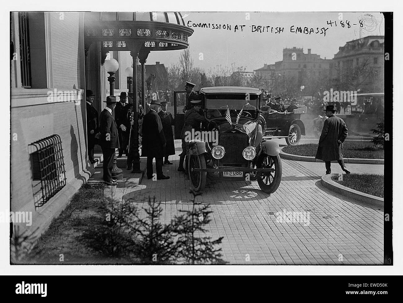 Une commission officielle à l'ambassade britannique représente un événement diplomatique ou officiel, mettant en valeur l'atmosphère des relations internationales et l'échange d'accords ou de reconnaissance. L'image capture la formalité des événements de l'ambassade. Banque D'Images