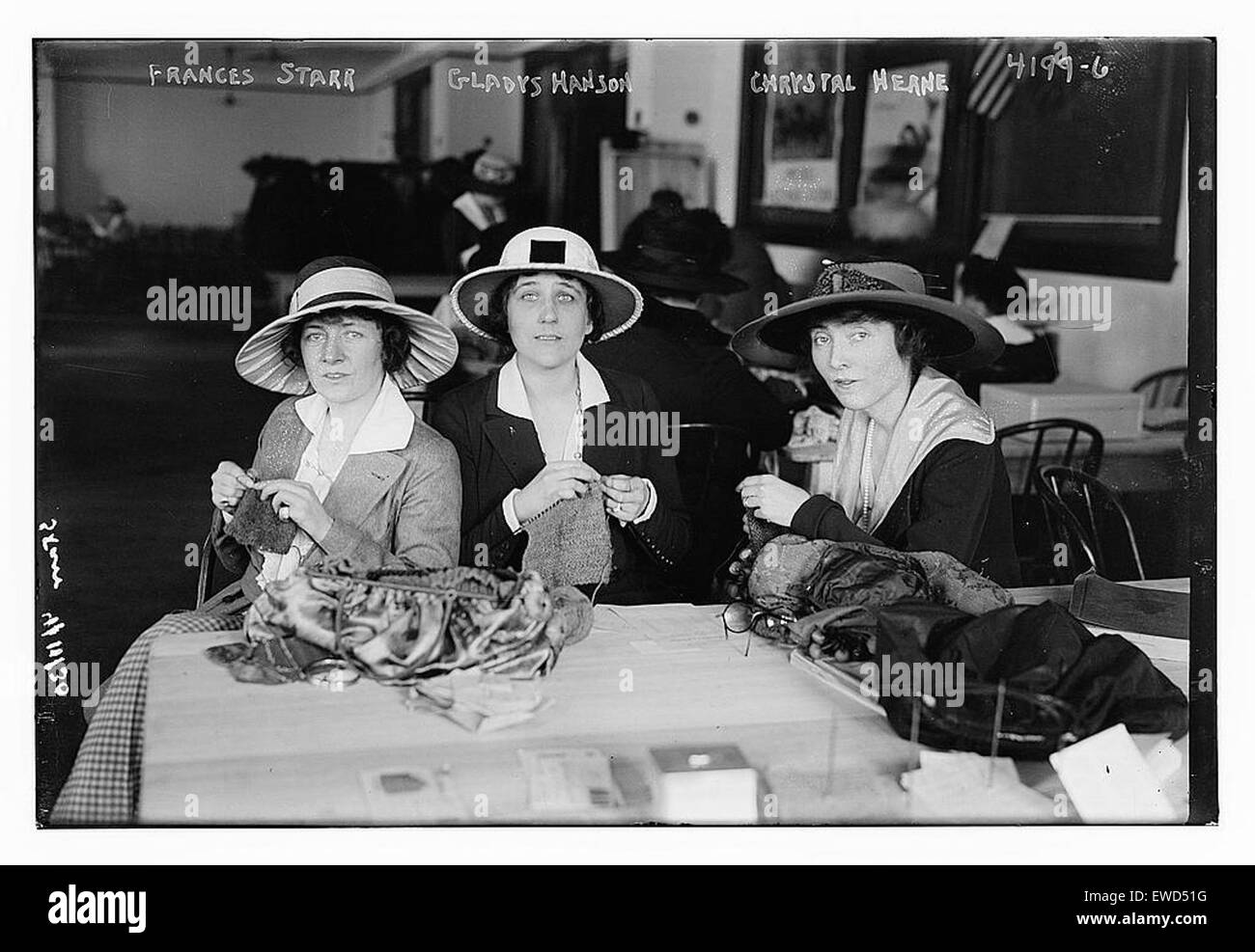 Cette image montre Frances Starr, Gladys Hanson et Chrystal Herne, actrices et figures éminentes du théâtre américain du début du XXe siècle. Leur contribution aux arts a contribué à façonner le paysage du théâtre américain. Banque D'Images