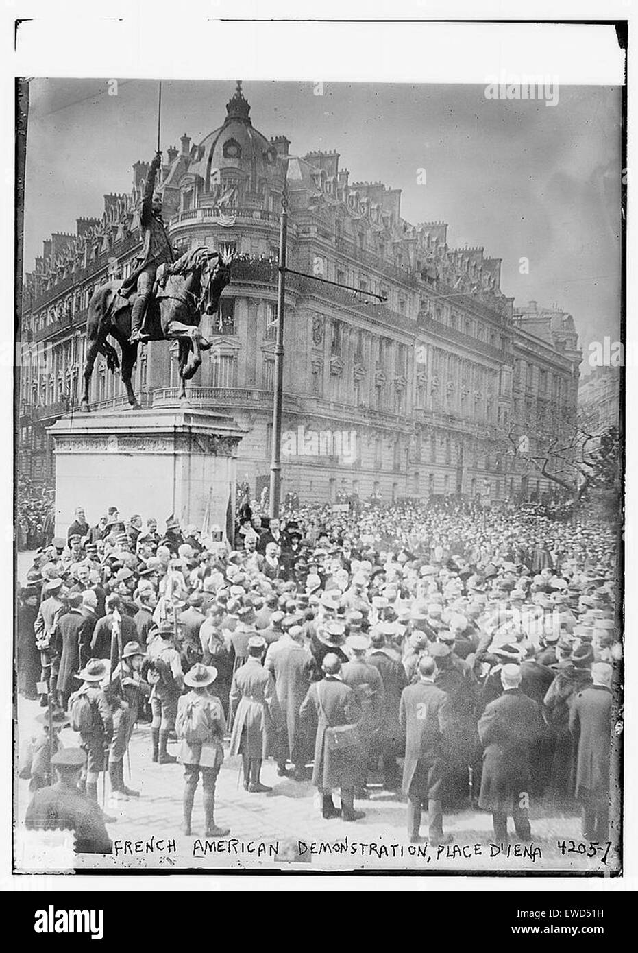 Photographie historique d'une manifestation franco-américaine sur la place D'Iena à Paris. L'image capture le rassemblement public, probablement pour soutenir les relations diplomatiques ou une cause commune entre les deux Nations. Banque D'Images