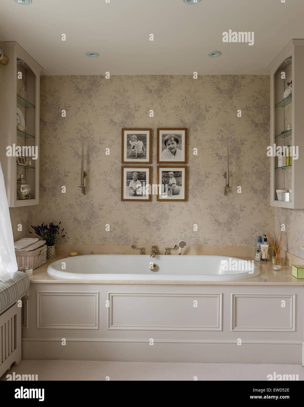 Papier peint Rose gris pâle par Kate Forman dans une salle de bains privative avec voilages de Chelsea Textiles Banque D'Images