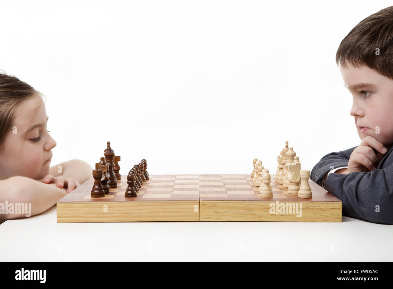 Deux enfants jouant aux échecs ensemble Banque D'Images