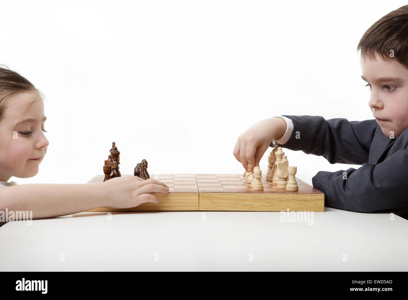 Deux enfants jouant aux échecs ensemble Banque D'Images