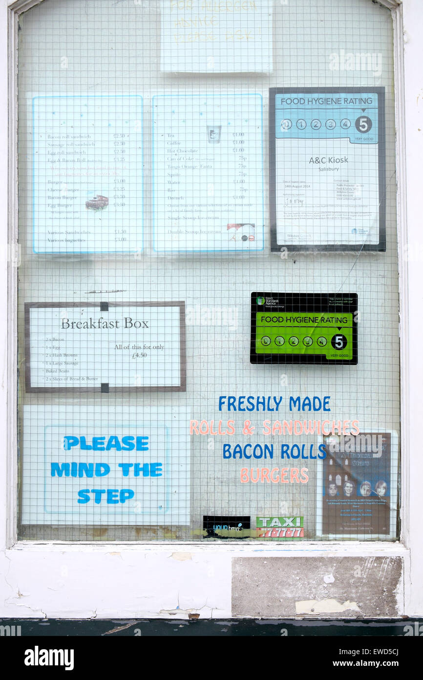 Des tracts, des menus et de l'hygiène alimentaire 0 wire mesh autocollant derrière la fenêtre en verre renforcé Banque D'Images