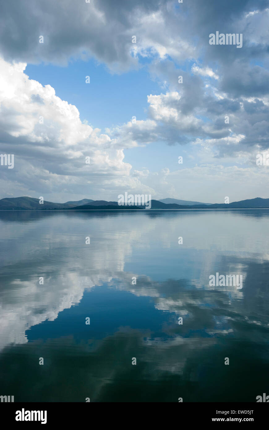 Lac Trasimène, Ombrie avec reflets Banque D'Images