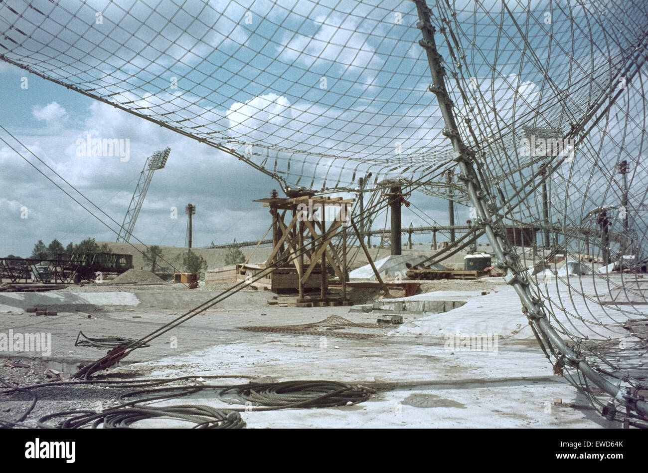 Le Parc olympique de Munich, site des Jeux 72, en construction.Structure de toit partiellement surélevée.Hochziehen des Münchner Zeltdaches während des Baus Banque D'Images