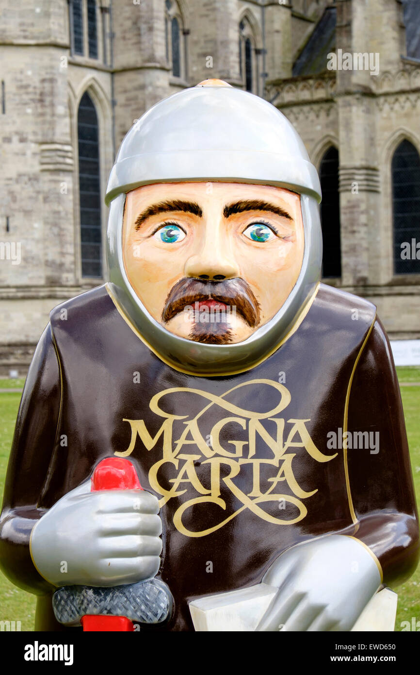 Statue d'un chevalier en face de la cathédrale de Salisbury Royaume-uni dans le cadre du 800ème anniversaire de l'étanchéité de la Magna Carta Banque D'Images