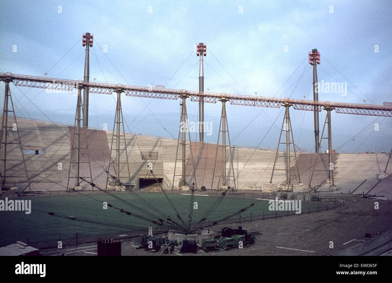 Le Parc olympique de Munich, site des Jeux Olympiques 72, en construction Bau des Münchner Zeltdaches. Ringseil provisorischen mit Stützen und Winden Banque D'Images