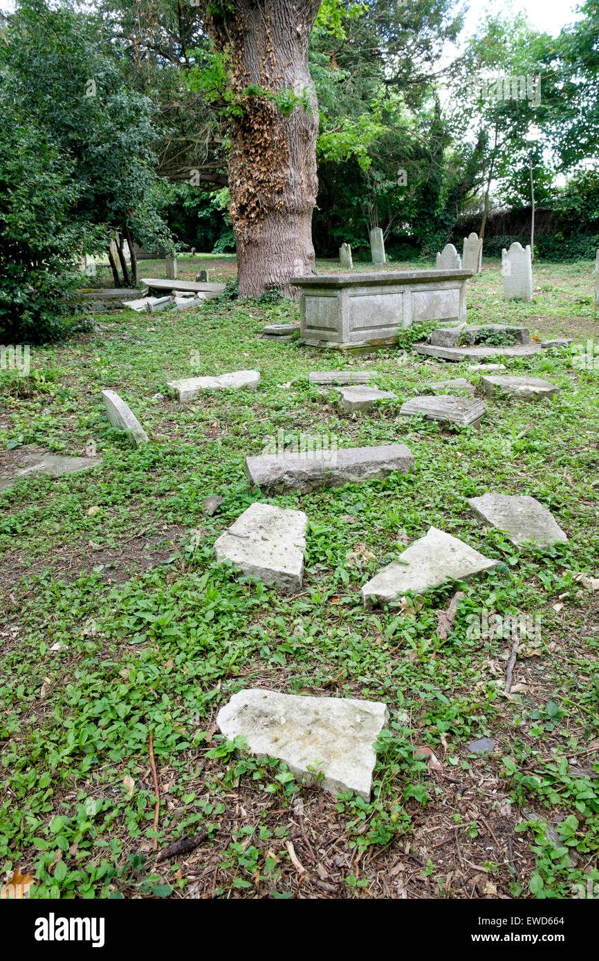 Des morceaux de pierres tombales dispersées dans le cimetière britannique Banque D'Images