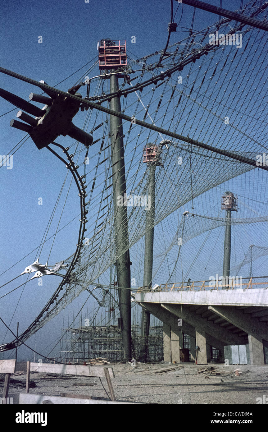 Le Parc olympique de Munich, site des Jeux Olympiques 1972, en construction Das während der Münchner Zeltdach gespanntem die-Cast mit Netz Banque D'Images