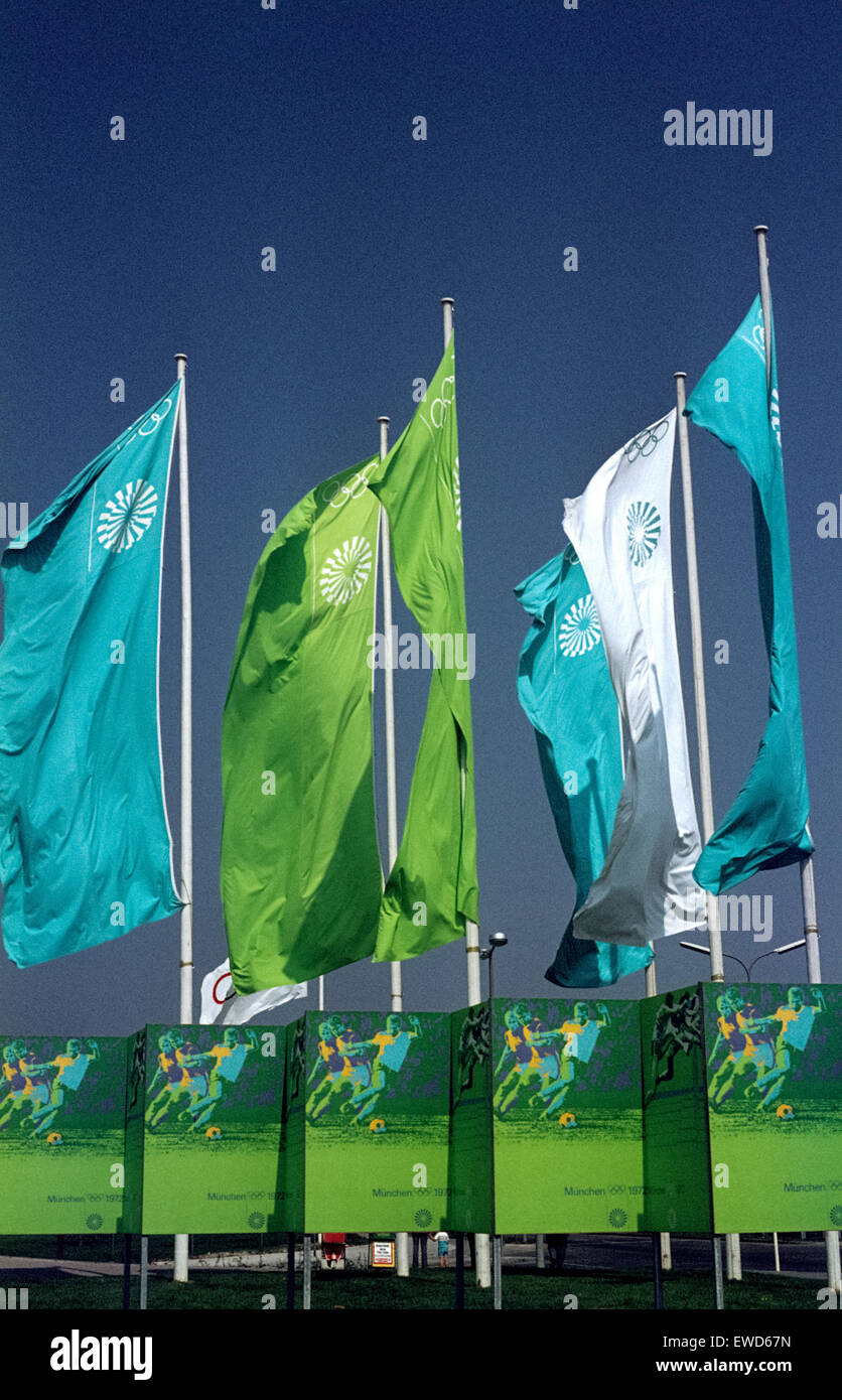 Drapeaux des Jeux Olympiques de Munich en 1972 Die olympischen Spiele der Fahnen 1972 Banque D'Images