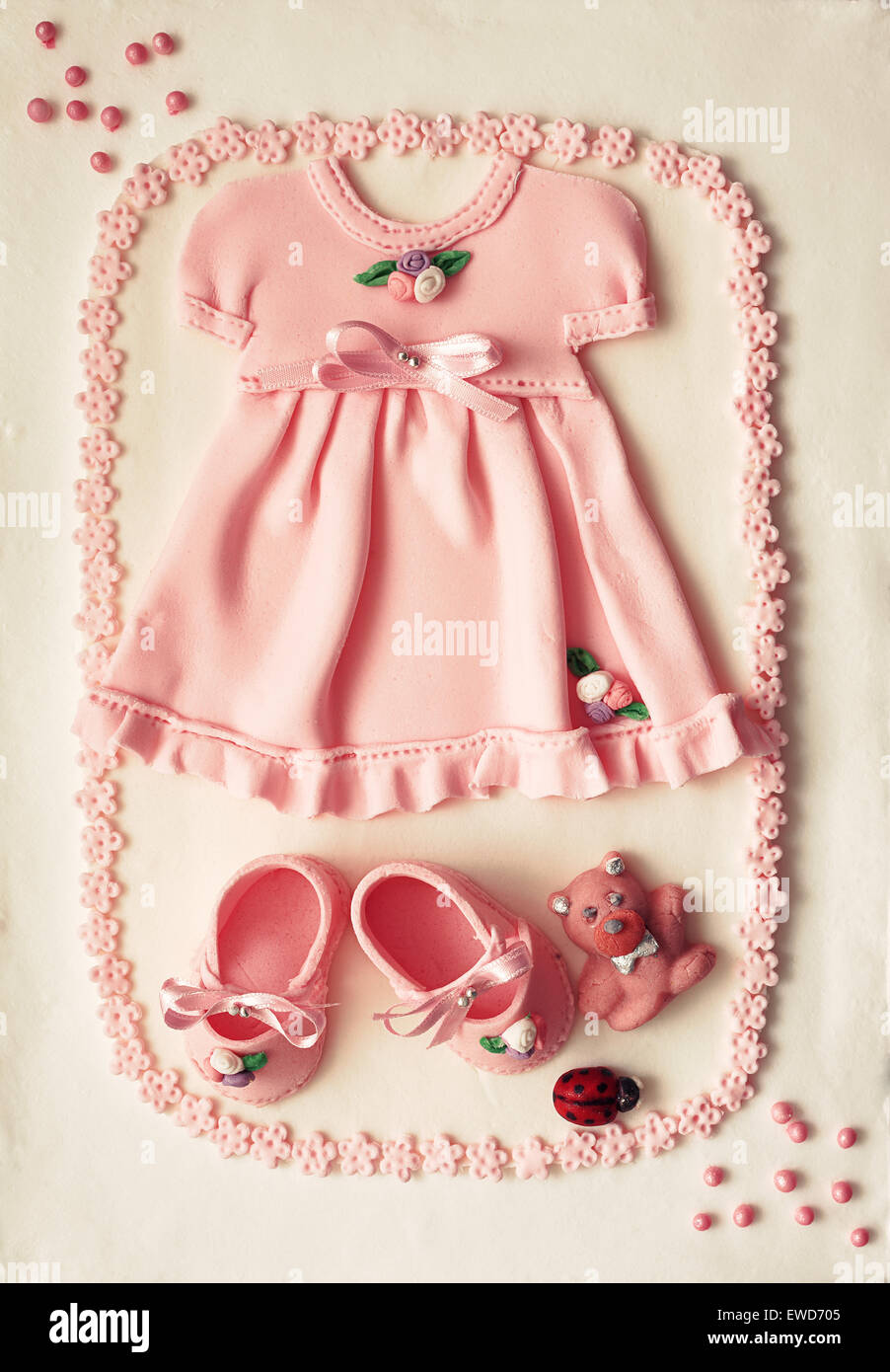 Areal View Sur Decoration D Un Gateau D Anniversaire Pour Bebe Fille Des Ornements Faits De Sucre En Forme De Robe Chaussures Ours Et Peu Photo Stock Alamy