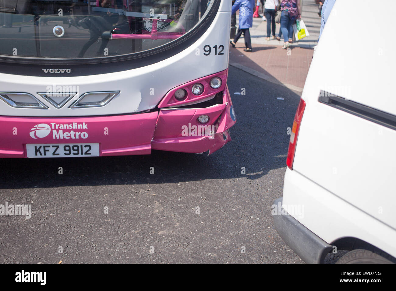 Belfast, Royaume-Uni. 22 juin 2015 Métro bus Translink en collision avec White Van Crédit : Bonzo/Alamy Live News Banque D'Images