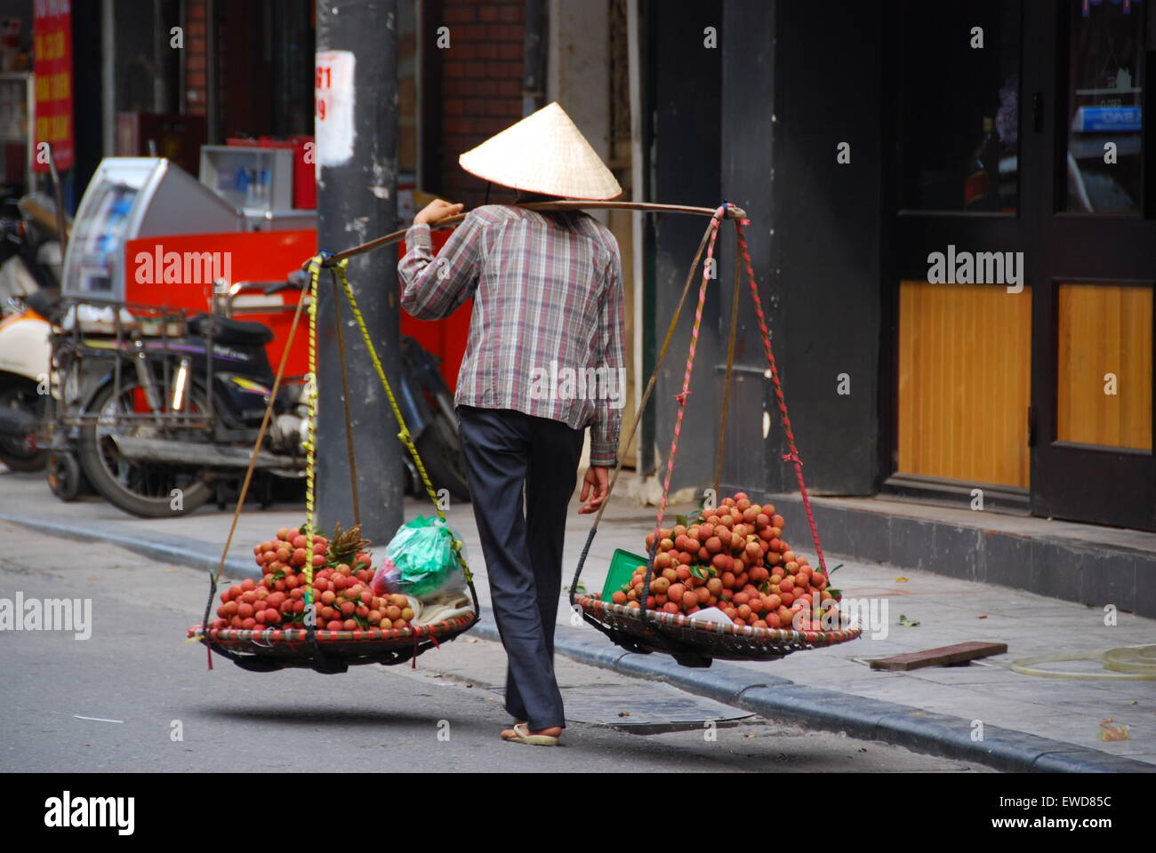 Vendeur de fruits à Hanoi Vietnam Banque D'Images