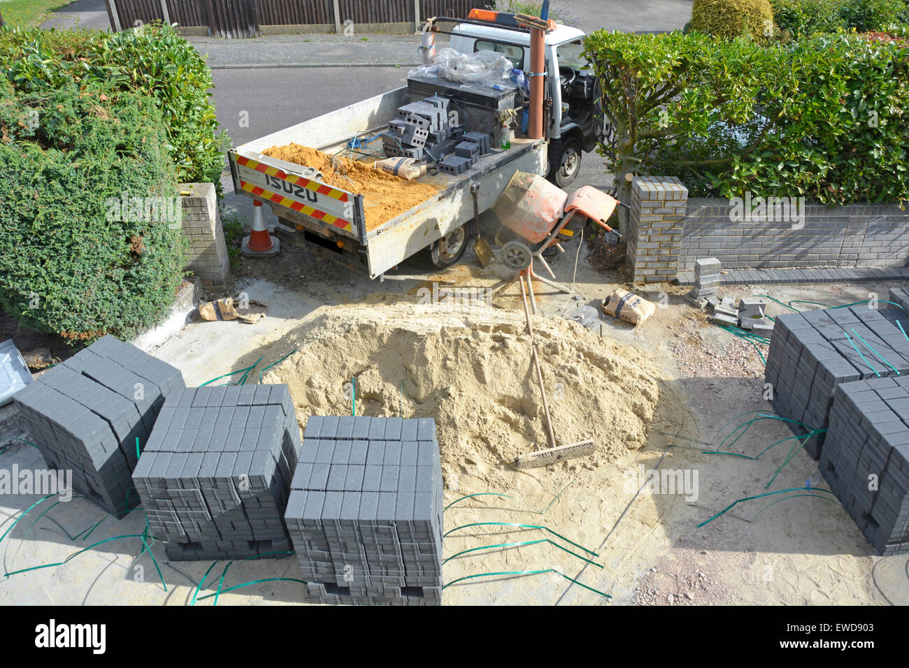 Amélioration de jardin à l'avant des propriétés résidentielles de la création d'une nouvelle entrée de voiture après retrait de l'ancien dalle de béton sand & pavage matériaux bloc UK Banque D'Images