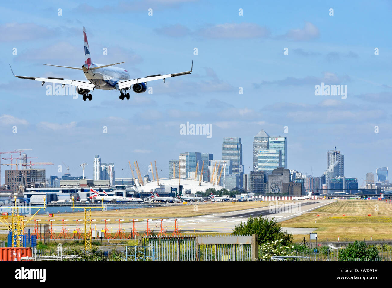 British Airways à l'atterrissage de l'avion l'aéroport de London City Newham avec O2 arena et Canary Wharf à Londres Docklands skyline au-delà de Tower Hamlets England UK Banque D'Images