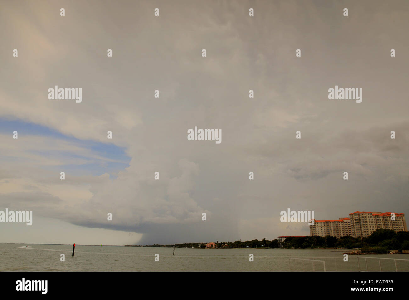 Sarasota, Floride, USA.23 juin 2015.Comme prévu et normal pour la période de l'année, les nuages de tempête se rassemblent au-dessus de Sarasota. L'humidité est très élevée et la température 97 degrés F. Temps 3:37 pm.Cette image montre la tempête avec la pluie chute au nord de Sarasota dans la région de Tampa Bay Banque D'Images