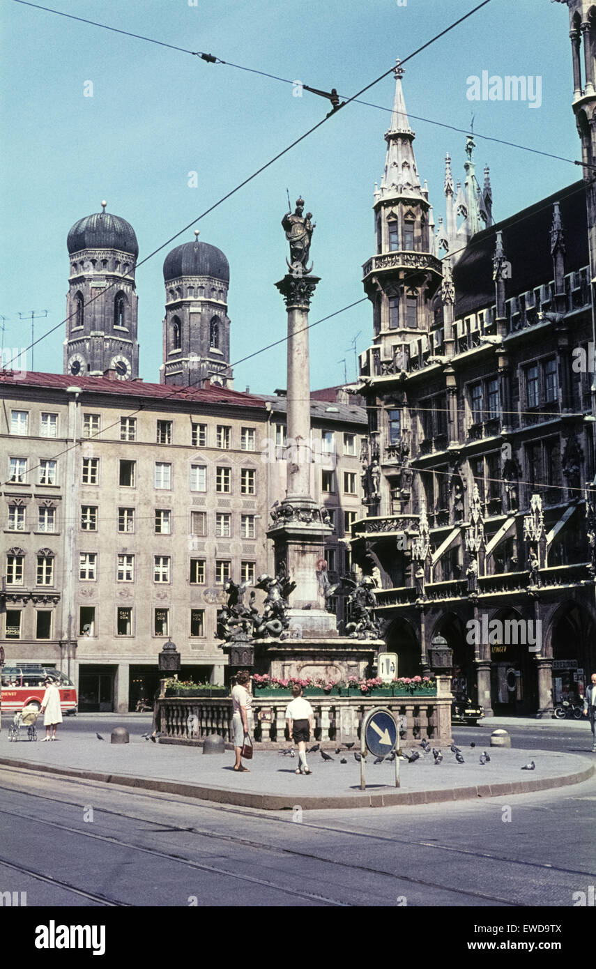 La Marienplatz Mariensäule mit au milieu des années soixante une Marienplatz Münchner suis Mariensäule in Ihrem alten Standort Banque D'Images