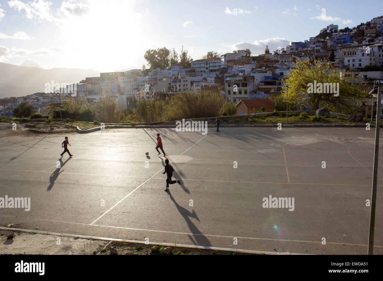 Les enfants jouent au football à Chefchaouen, Maroc Banque D'Images