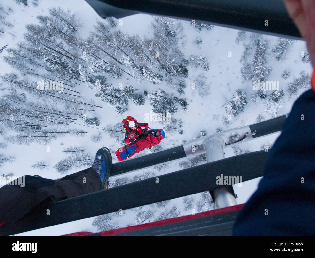 Un médecin d'urgence est accompagnée d'un patient en cours de l'hôte jusqu'à un hélicoptère de sauvetage dans les Alpes suisses. Banque D'Images