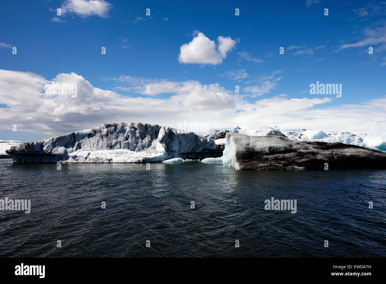 Le noir et blanc icebergs floating in Jokulsarlon glacial Lagoon Iceland Banque D'Images