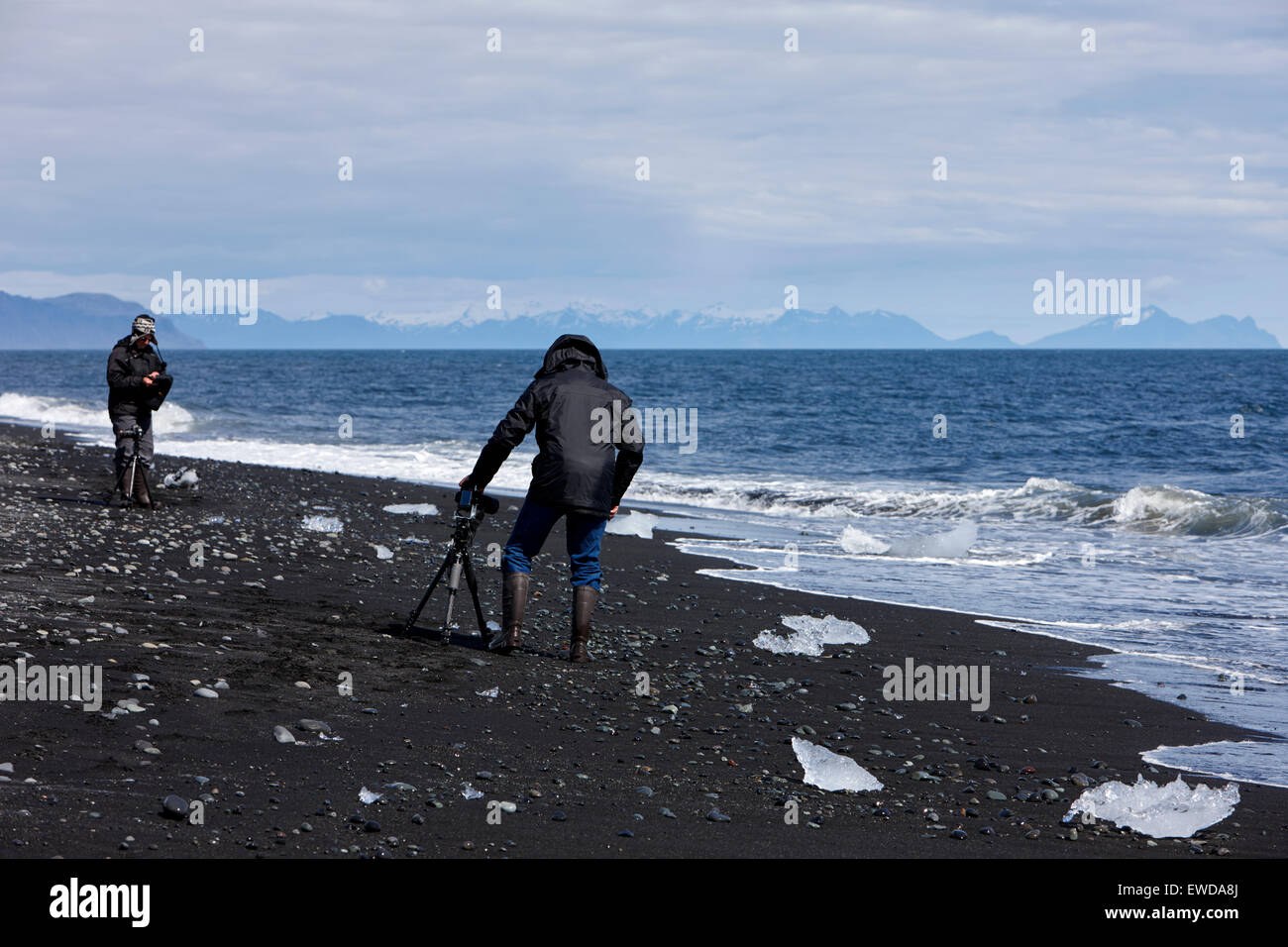 Les photographes de prendre des photos d'icebergs rejetés sur la plage de sable noir à l'Islande Jokulsarlon Banque D'Images