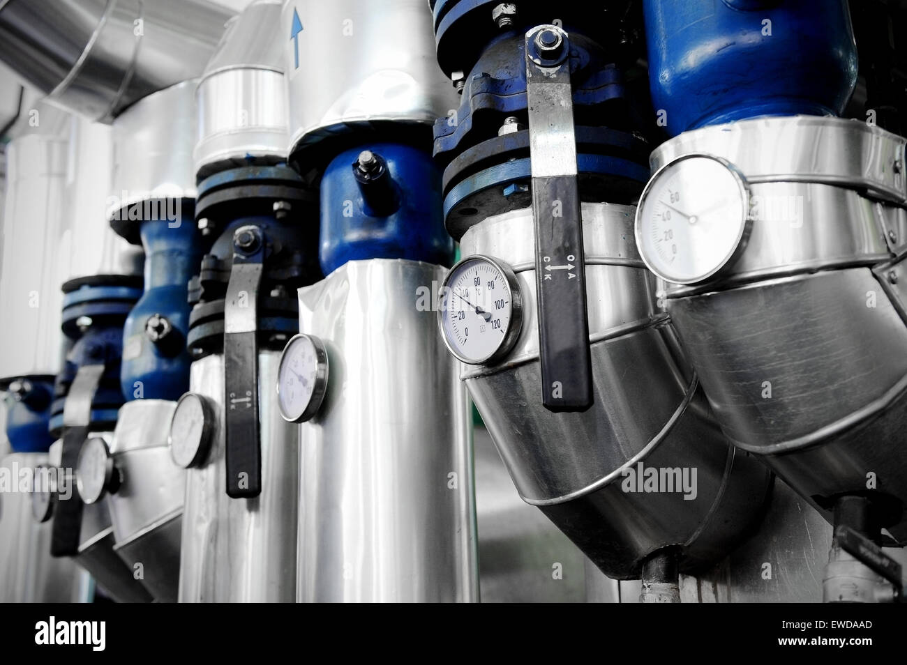 Les balles d'un industriel des manomètres et chauffage à l'intérieur des pipelines une station de chauffage de l'eau Banque D'Images