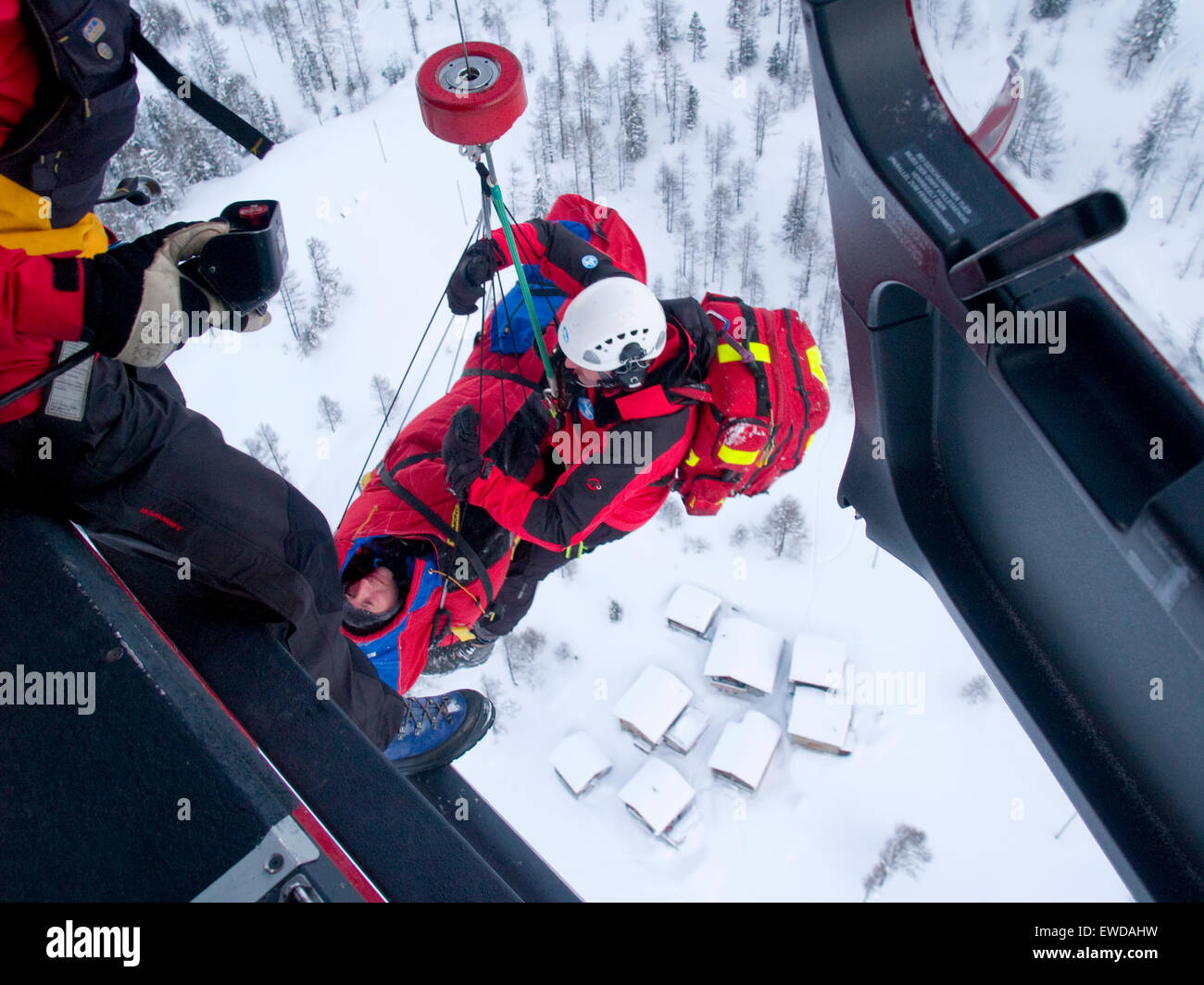 D'urgence un médecin et patient sont descendus jusqu'à l'hélicoptère de sauvetage après un accident de montagne. Banque D'Images